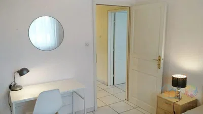 Chambre; lumière naturelle, carrelage
