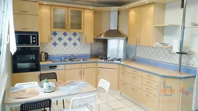 Cuisine; électroménager, carrelage, lumière naturelle