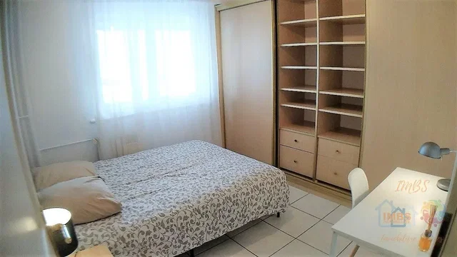 Chambre; carrelage, lumière naturelle