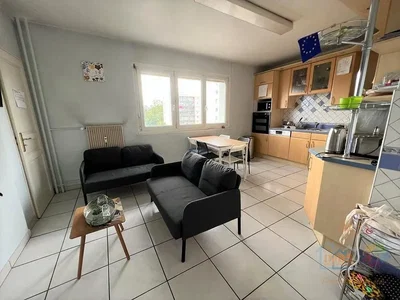 Salon; carrelage, électroménager, lumière naturelle