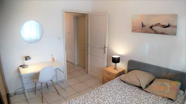 Chambre; carrelage, lumière naturelle