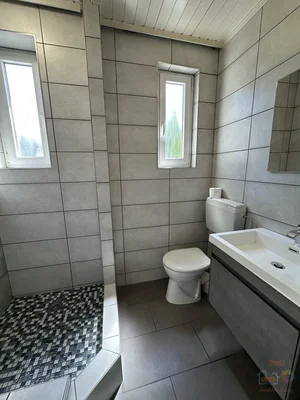 Toilettes; carrelage, lumière naturelle