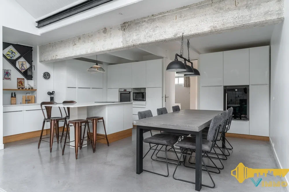 Cuisine; électroménager, parquet, carrelage, lumière naturelle, style moderne
