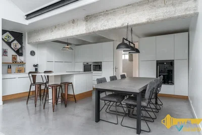 Cuisine; électroménager, parquet, carrelage, lumière naturelle, style moderne