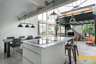Cuisine; électroménager, hauteur sous plafond, lumière naturelle, style moderne