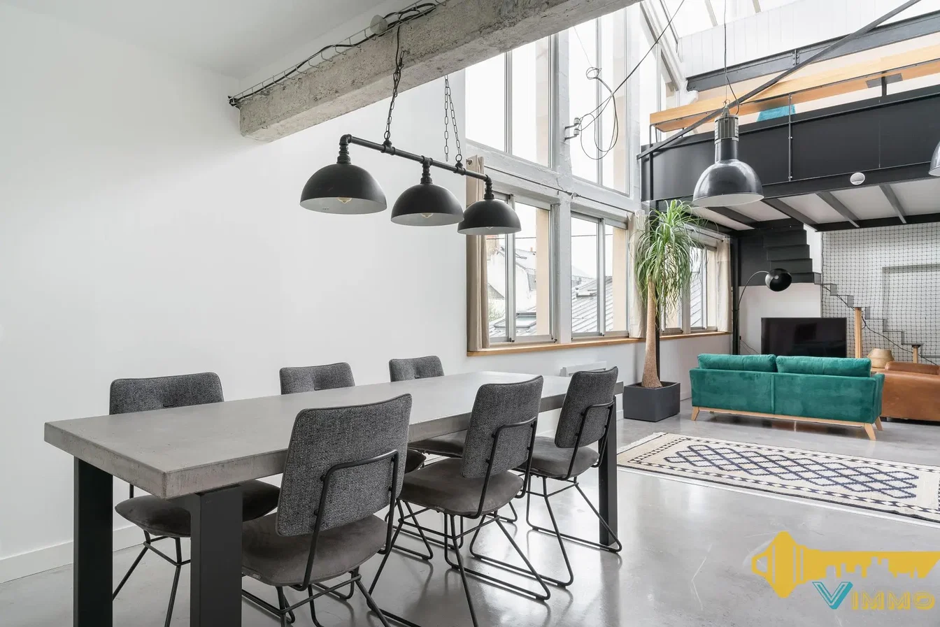 Salon; lumière naturelle, poutres en bois, style moderne
