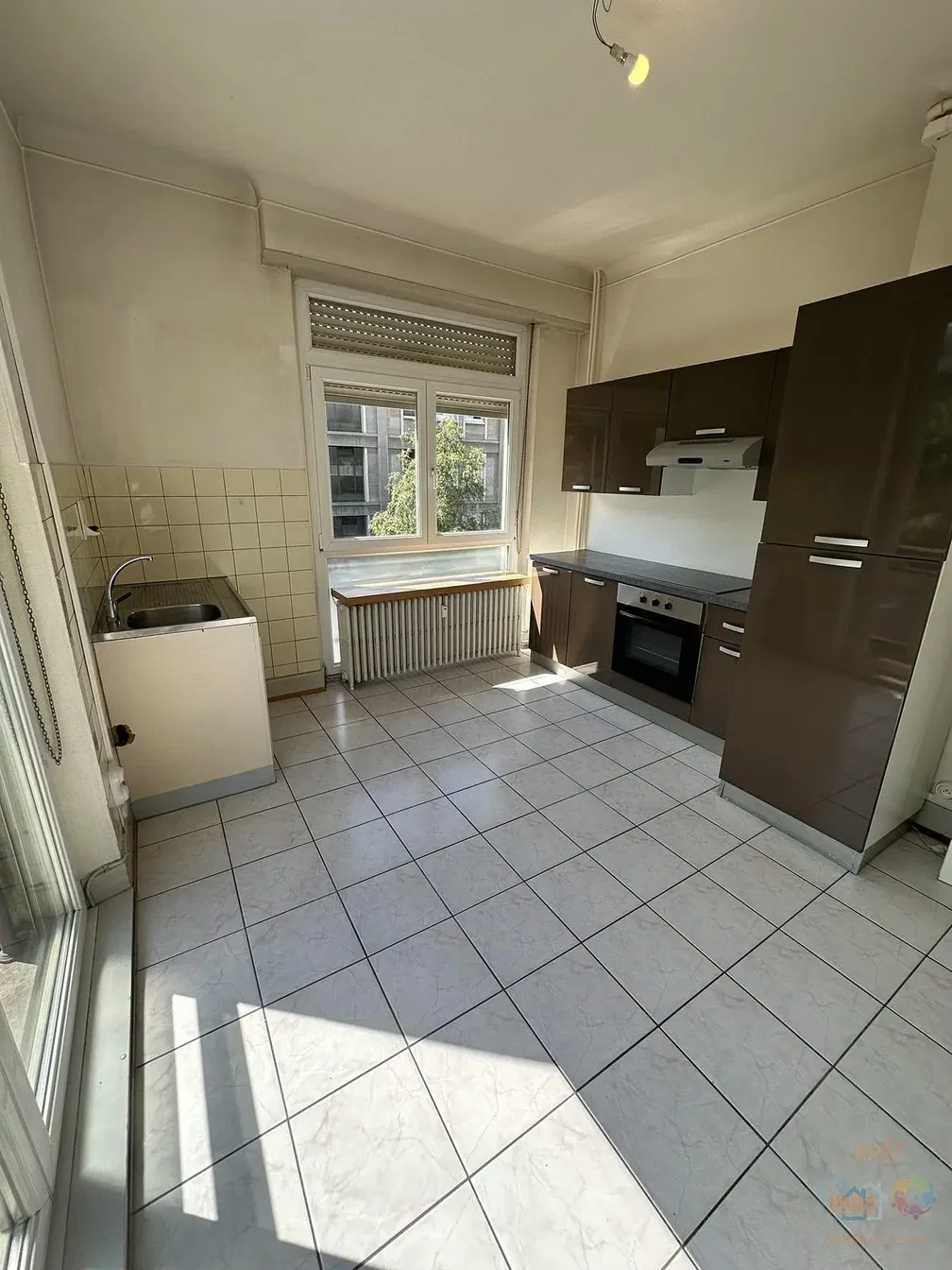 Cuisine; carrelage, lumière naturelle