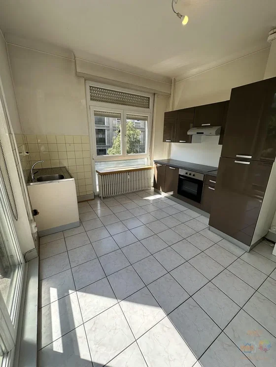 Cuisine; carrelage, lumière naturelle