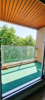 Balcon; vue, lumière naturelle, poutres en bois