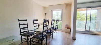 Salon; lumière naturelle, parquet, carrelage