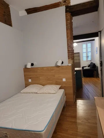 Camera da letto; pavimento in legno, luce naturale