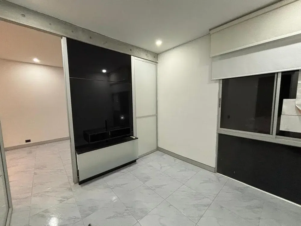 Salón; suelo de baldosas, luz natural