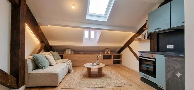 Salon; poutres en bois, lumière naturelle, style moderne