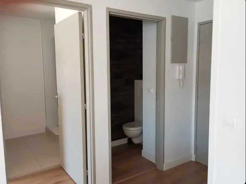 Toilettes; carrelage, parquet, lumière naturelle