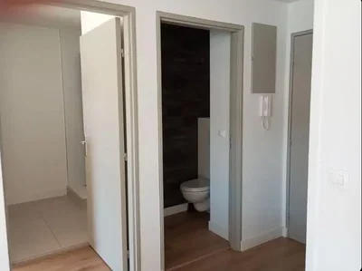 Toilettes; carrelage, parquet, lumière naturelle