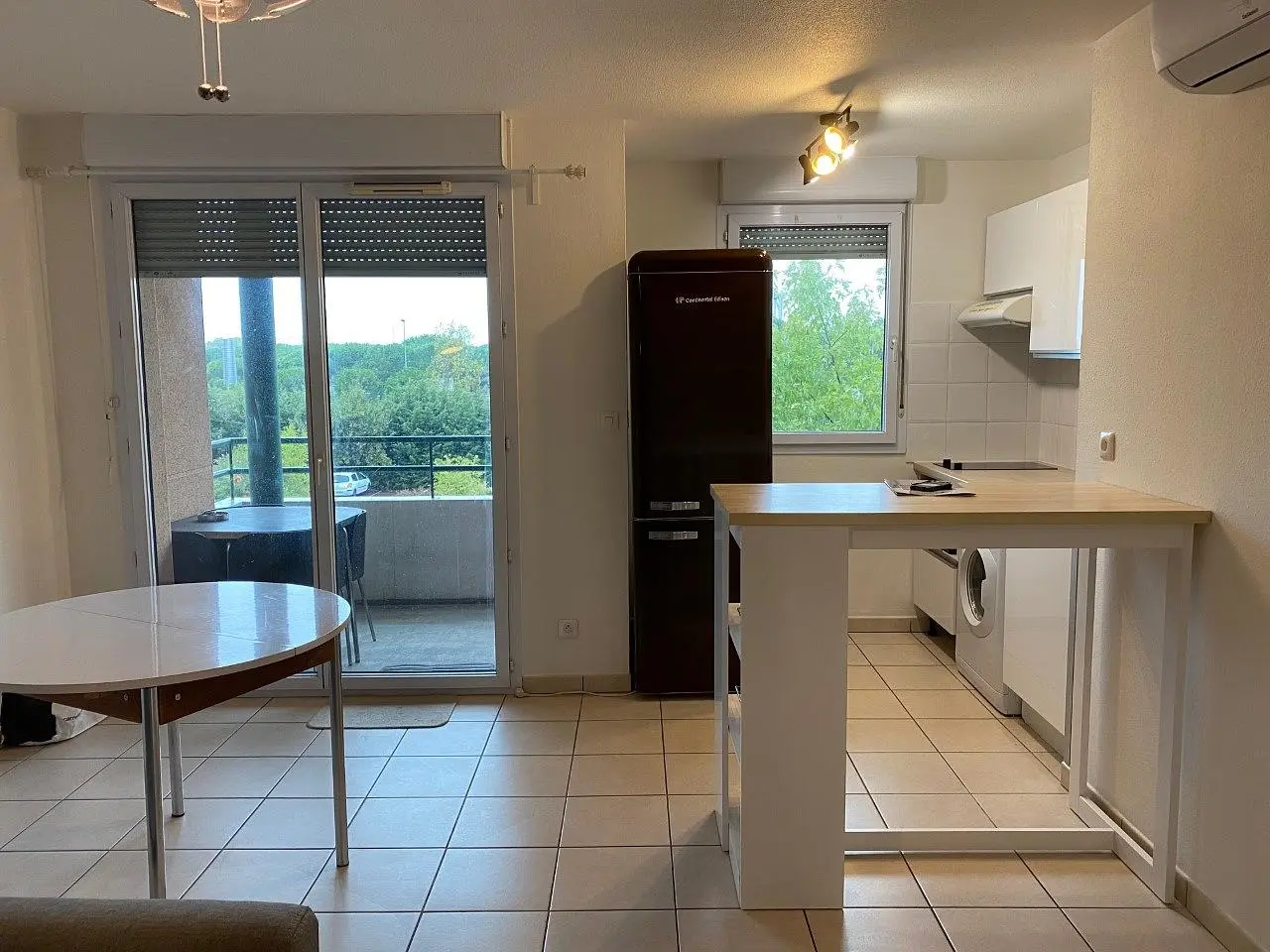 Cuisine; carrelage, électroménager, lumière naturelle, vue