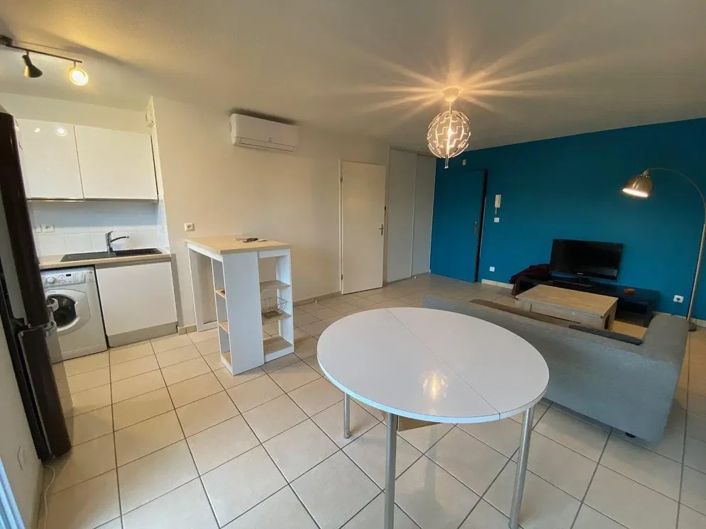 Salon; électroménager, carrelage, lumière naturelle