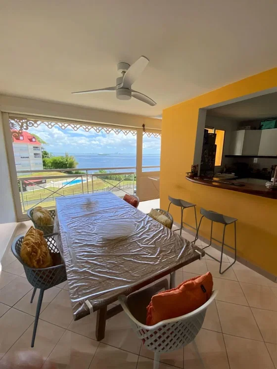 Living room; tile floor, view, natural light