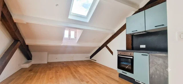 Cuisine; électroménager, parquet, lumière naturelle