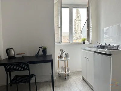 Cuisine; vue, lumière naturelle, carrelage