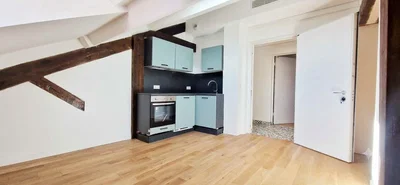 Cuisine; parquet, électroménager, lumière naturelle