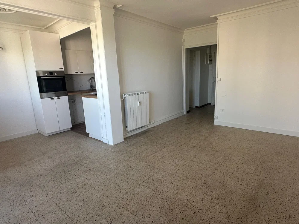 Salon; carrelage, électroménager, lumière naturelle
