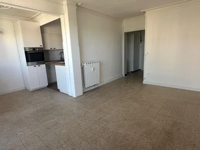 Salon; carrelage, électroménager, lumière naturelle