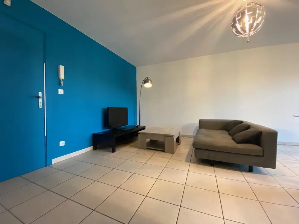 Salon; carrelage, lumière naturelle