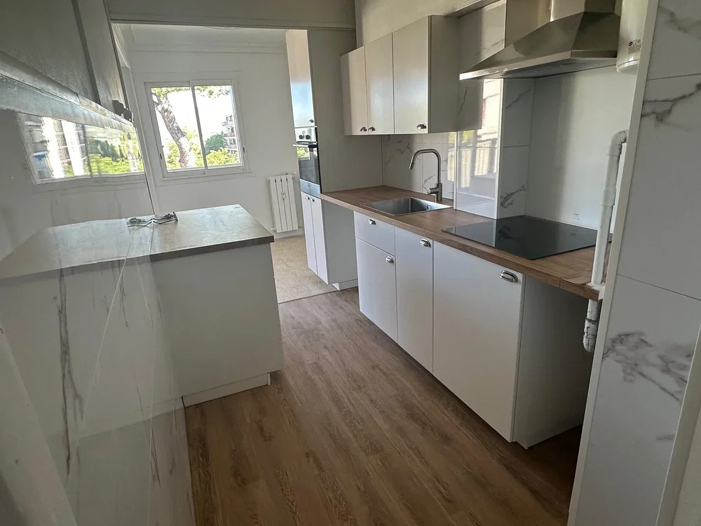 Cuisine; électroménager, parquet, lumière naturelle
