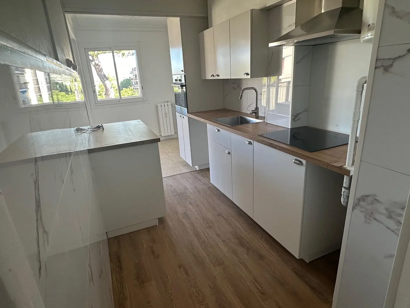 Cuisine; électroménager, parquet, lumière naturelle