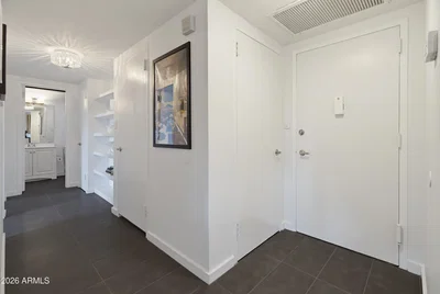 Vestiaire; carrelage, lumière naturelle