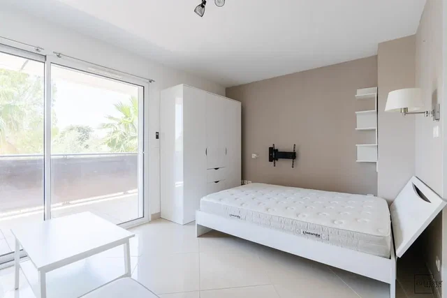 Chambre; carrelage, lumière naturelle