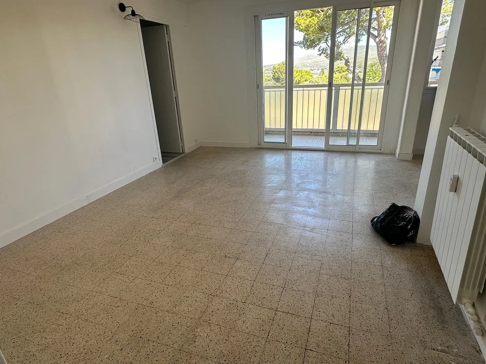 Autre; carrelage, lumière naturelle, nécessite rénovation