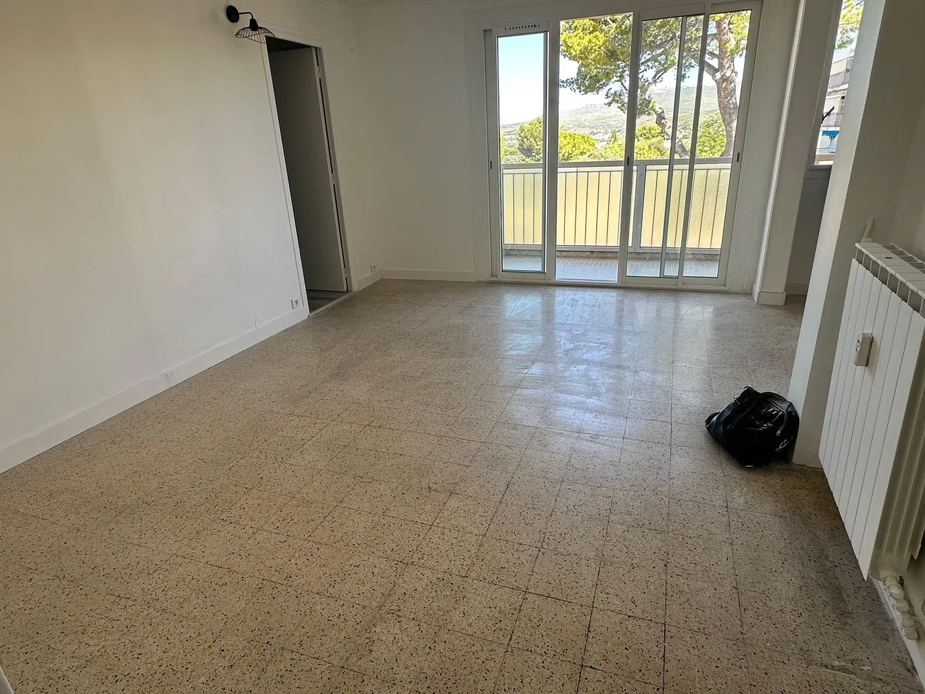 Autre; carrelage, lumière naturelle, nécessite rénovation