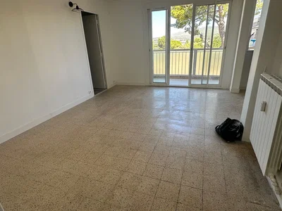 Autre; carrelage, lumière naturelle, nécessite rénovation