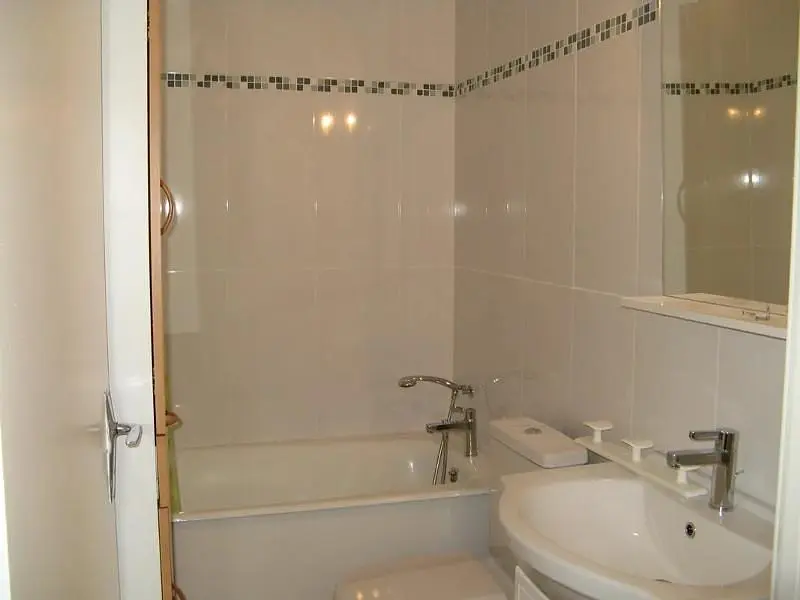 Salle de bain; carrelage, lumière naturelle