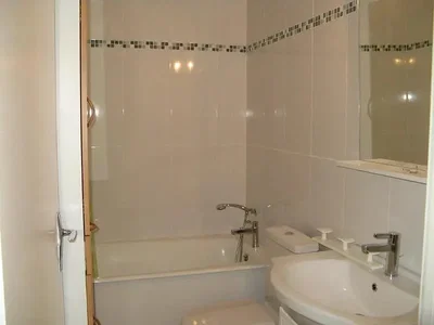 Salle de bain; carrelage, lumière naturelle