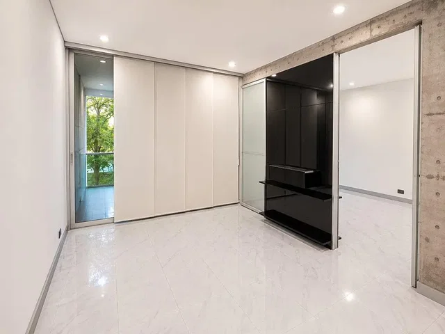 Dormitorio; suelo de baldosas, luz natural