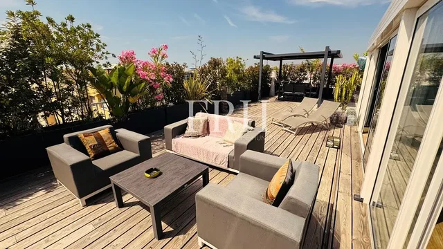 شرفة; أرضية خشبية, ضوء طبيعي, أسلوب عصري