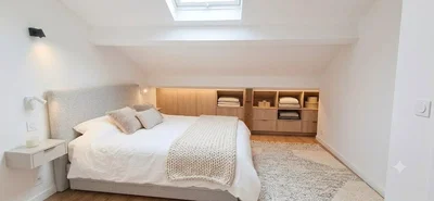 Chambre; lumière naturelle, parquet