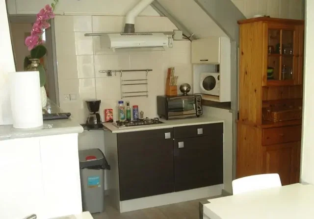 Cocina; electrodomésticos, vigas de madera, luz natural