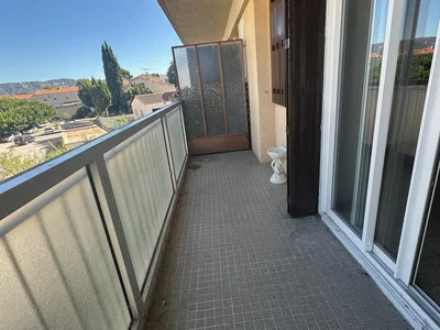 Balcon; vue, carrelage, lumière naturelle