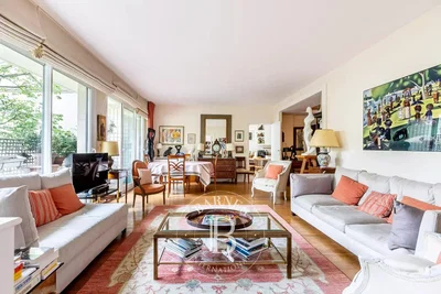 Salon; lumière naturelle, parquet, style moderne