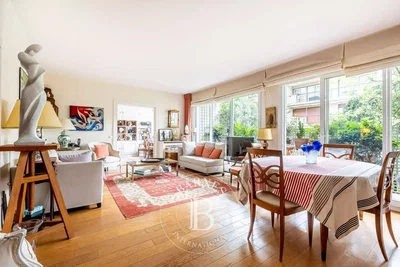 Salon; parquet, lumière naturelle, style moderne