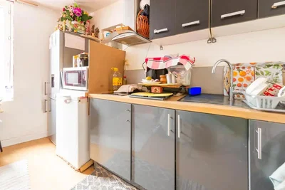 Cuisine; électroménager, lumière naturelle, carrelage