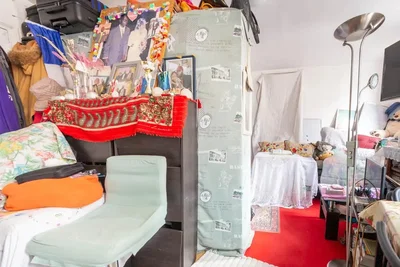 Chambre; nécessite rénovation, lumière naturelle
