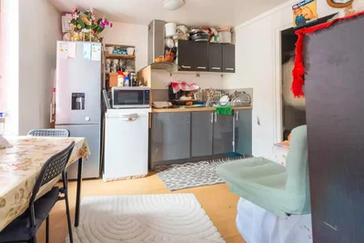 Cuisine; électroménager, carrelage, nécessite rénovation, lumière naturelle