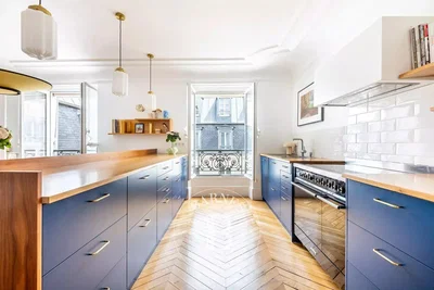 Cuisine; électroménager, parquet, lumière naturelle, style moderne