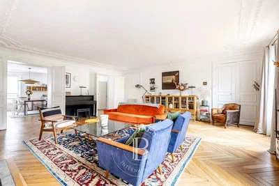 Salon; parquet, cheminée, lumière naturelle, style rustique