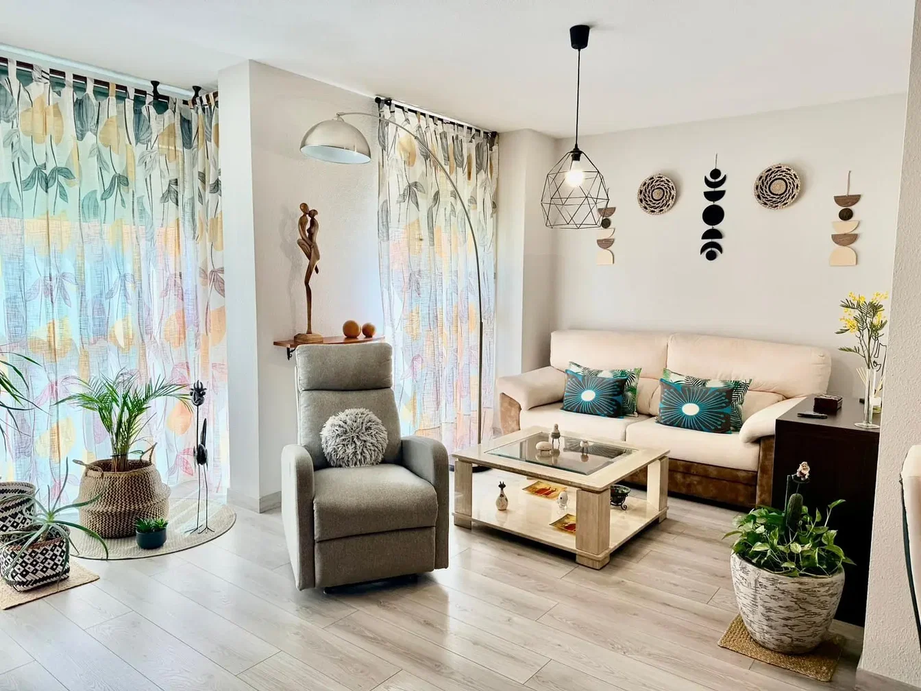 Salon; lumière naturelle, parquet, style moderne
